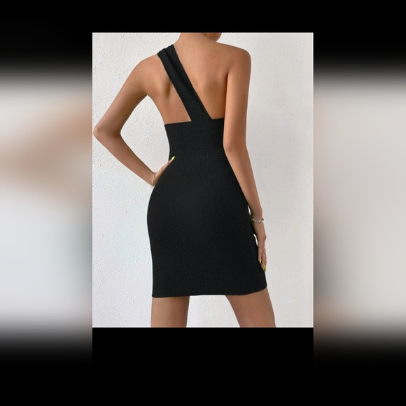 One shoulder black dress - Picture 2 of 4